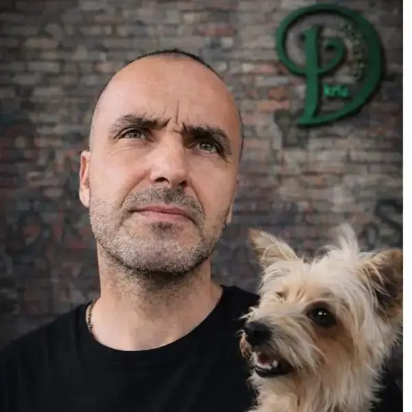 Damir Krstić sa psom - osnivač brenda krle dizajn