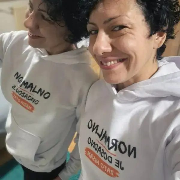 Osmeh zadovoljnih kupaca u krsticfamily belim duksevima Normalno je dosadno